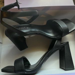 run small in my feet but only worn once ! very cute , clean & ready to sell 😊